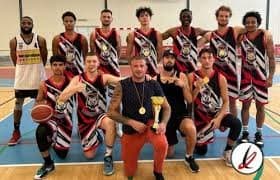 Uxtremes seniorlag med pokal i hallen.